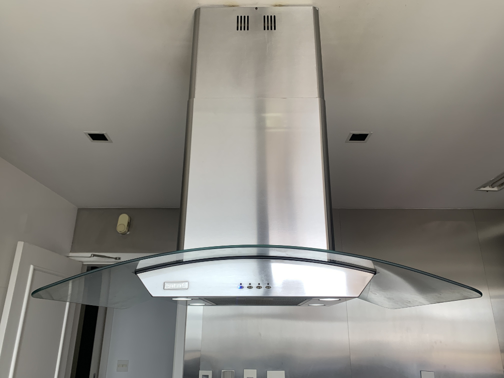 Higienização de coifa de inox com vidro curvo